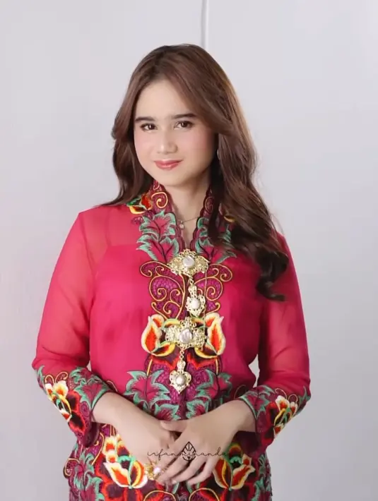 Sesuai dengan namanya, Roemah Kebaya Vielga kerap meluncurkan kebaya dengan warna-warna menarik perhatian. Seperti kebaya merah berbordir yang dikenakan Tissa Biani. [@roemah_kebaya_vielga]