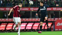 Gelandang Inter Milan, Hernanes (kanan) berebut bola udara dengan pemain AC Milan pada laga serie A di Stadio Giuseppe Meazza, Senin (20/4/2015). Inter Milan bermain imbang 0-0 dengan AC Milan. (AFP PHOTO/Giuseppe Cacace)