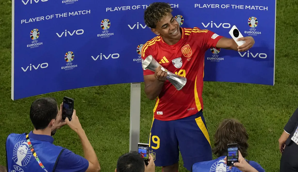 Bintang muda Lamine Yamal menerima trofi pemain terbaik pertandingan pada penghujung laga semifinal EURO 2024 Spanyol vs Prancis di Allianz Arena, Munchen pada Rabu (10/7/2024) dini hari WIB. (AP Photo/Ariel Schalit)