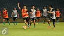 Sejumlah pemain PS TNI melakukan latihan uji lapangan di Stadion GBK Jakarta, Kamis (9/6). PS TNI akan melakoni laga melawan Persija dalam lanjutan Torabika Soccer Championship presented by IM3 Ooredoo, Jumat (10/6). (Liputan6.com/Helmi Fithriansyah)