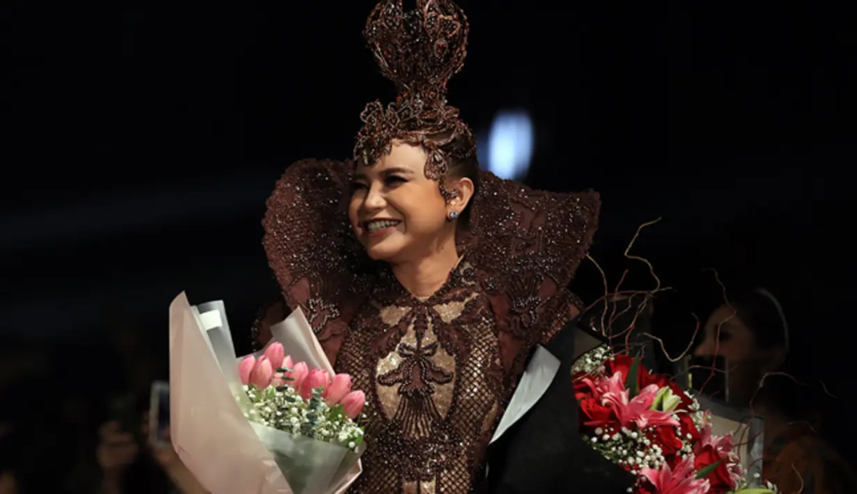 Ibu satu anak ini disebut mirip dengan Maleficent atau seorang penyihir di sebuah film yang diangkat dari kisah dongeng Putri tidur. (Deki Prayoga/Bintang.com)