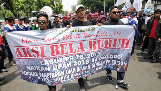 Massa Buruh Kepung Balai Kota DKI