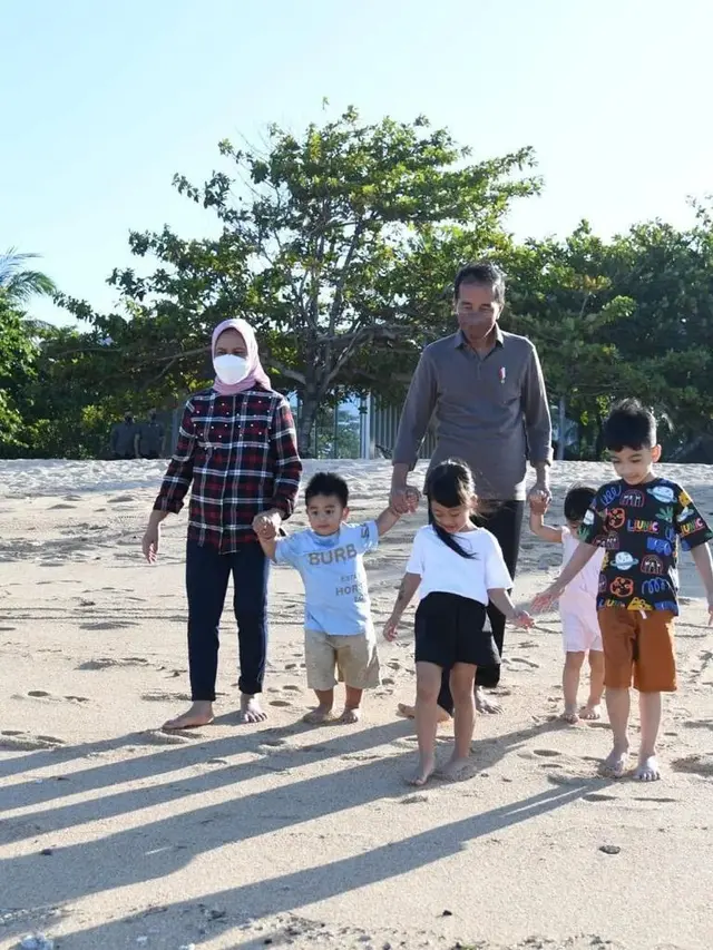6 Momen Jokowi Libur Lebaran Bareng Cucu, Lepas Penat di Pantai Bali