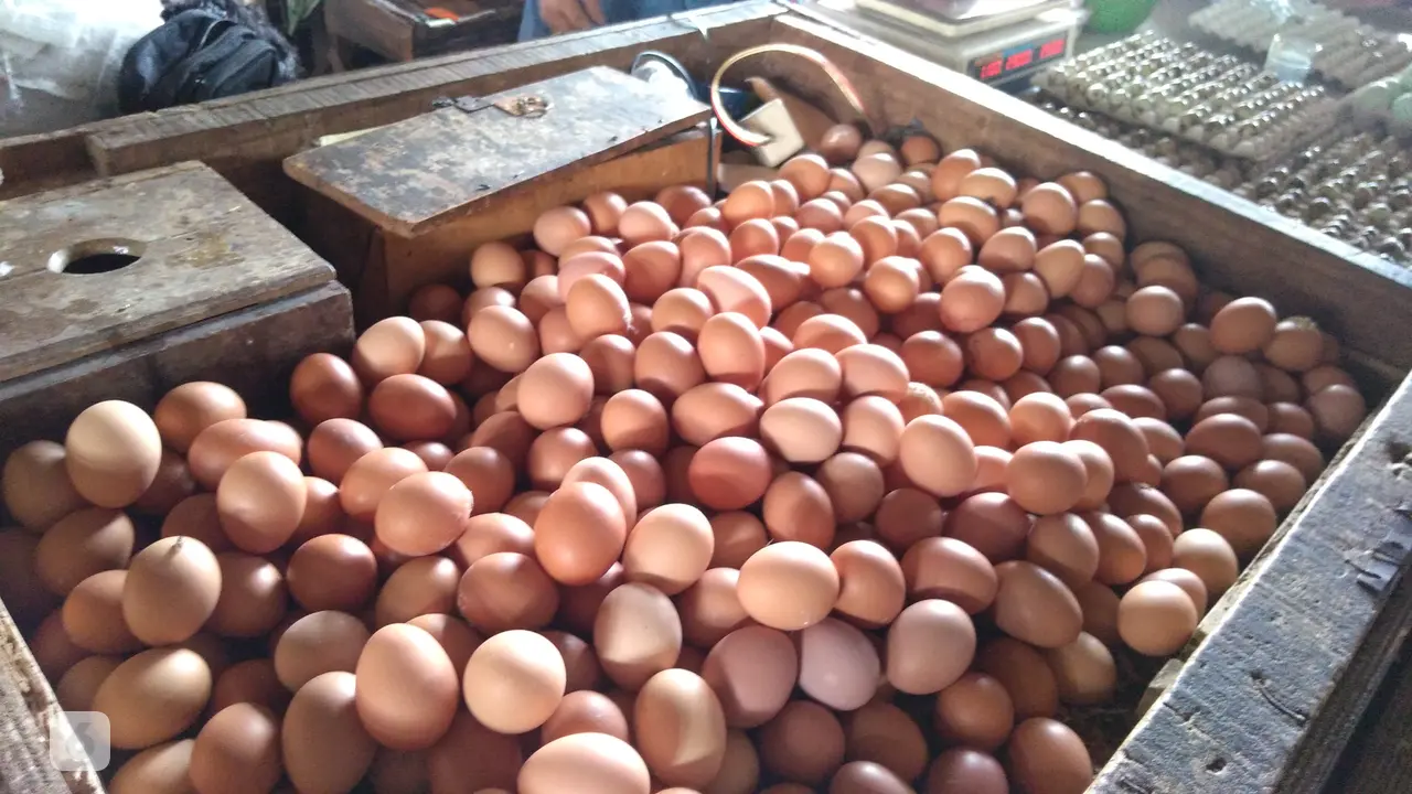 Telur ayam di Pasar Bengkok, Tangerang.