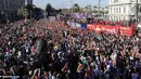 Supporter Barcelona memenuhi seluruh jalan Ibu Kota Spanyol saat merayakan keberhasilan tim kesayanganya.