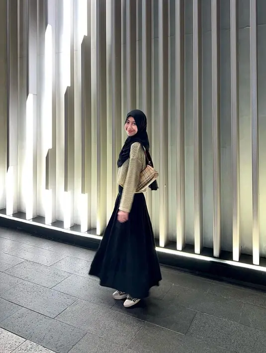 Adiba Khanza juga beberapa kali mengunggah potret close up dirinya. Ia tampak memesona dengan riasan wajah minimalis dan natural. [Foto: Instagram/adiba.knza]