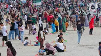 Libur lebaran hari kedua dimanfaatkan masyarakat untuk berwisata bersama keluarga salah satunya Pantai Ancol. (Liputan6.com/Angga Yuniar)