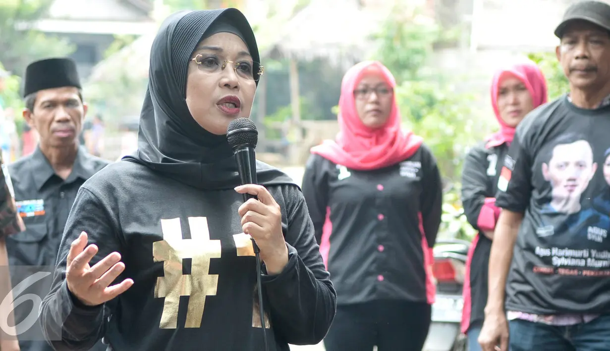 Calon Wakil Gubernur DKI Sylviana Murni saat memaparkan program-programnya kepada warga Jalan Famili, Jagakarsa, Jakarta Selatan, Kamis (5/1). Dalam kunjungannya tersebut, Sylviana berdialog dan mendengarkan keluhan warga. (Liputan6.com/Yoppy Renato)