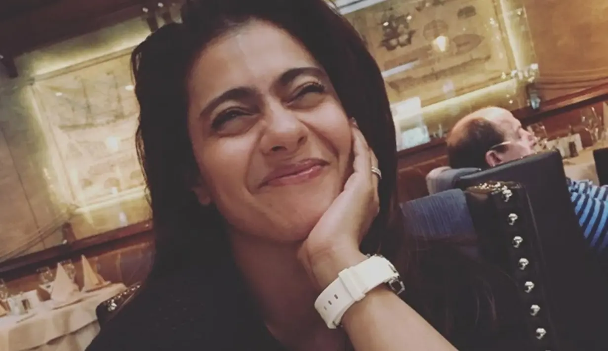 Selain itu wanita berusia 47 tahun ini juga dipuji memiliki paras yang cantik. Bahkan tanpa riasan makeup sekalipun, Kajol tetap memesona dan menawan. (Liputan6.com/IG/@kajol)