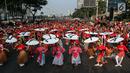 Penari menampilkan tarian khas Indonesia saat car free day (CFD) di Jalan Sudirman, Jakarta, Minggu (4/8/2019). Sebanyak 2.000 penari menampilkan 10 tarian khas Indonesia untuk menyatukan masyarakat yang sempat terpecah belah sehabis Pemilu 2019. (Liputa6.com/JohanTallo)