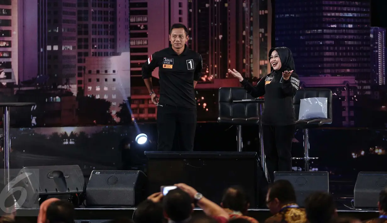 Cagub DKI Jakarta nomor 1 Agus Harimurti Yudhoyono-Sylviana saat menyapa pendukungnya pada debat perdana Cagub DKI-Jakarta, Jumat (13/1). (Liputan6.com/Faizal Fanani)