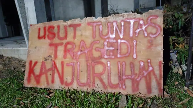 Tulisan di atas tripleks yang dibentangkan dalam acara nobar film dokumenter besutan Watchdoc Documentary berjudul Nisan tanpa Keadilan di LBH Banda Aceh (Liputan6.com/Rino Abonita)