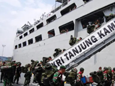Citizen6, Jakarta: Kapal perang TNI AL dari jajaran Kolinlamil, KRI Tanjung Kambani-971 menarik pasukan TNI yang telah bertugas menjaga perbatasan RI dan Papua Nugini ke kesatuan induknya, Rabu (1/8). (Pengirim: Kadispen Kolinlamil).