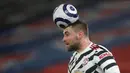 Bek Manchester United, Luke Shaw menyundul bola dalam pertandingan lanjutan Liga Inggris melawan Crystal Palace. (Foto: AFP/Pool/Matthew Childs)