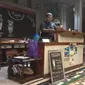 Cafe Phondabee menggelar aksi sosial tukar buku dengan kopi untuk pelajar di Papua. (Liputan6.com/Katharina Janur)