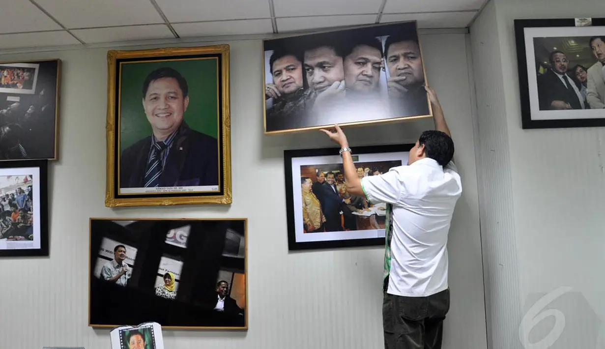 Di dinding ruang kerja Ahmad Yani terlihat banyak deretan foto yang terpajang, Jakarta, (11/10/14). (Liputan6.com/Miftahul Hayat)