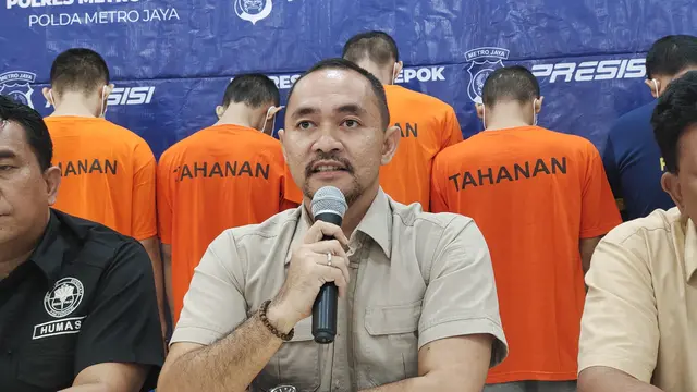 Kasat Reskrim Polres Metro Depok, AKBP Dermawan Kristianus Zendrato saat melakukan pengungkapan kasus pencurian.