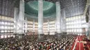 Momentum salat Jumat juga menjadi episentrum salah satu ibadah di bulan suci Ramadan tahun 1447 Hijriah. Tampak dalam foto, umat Muslim melaksanakan salat Jumat pertama di bulan puasa Ramadan di Masjid Istiqlal di Jakarta, Jumat 20 Februari 2026. (AP Photo/Tatan Syuflana)
