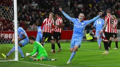 Pemain Manchester City Phil Foden melakukan selebrasi usai rekan setimnya Aymeric Laporte mencetak gol ke gawang Brentford yang kemudian dianulir oleh VAR pada pertandingan sepak bola Liga Inggris di Brentford Community Stadium, London, Inggris, 29 Desember 2021. (AP Photo/Ian Walton)
