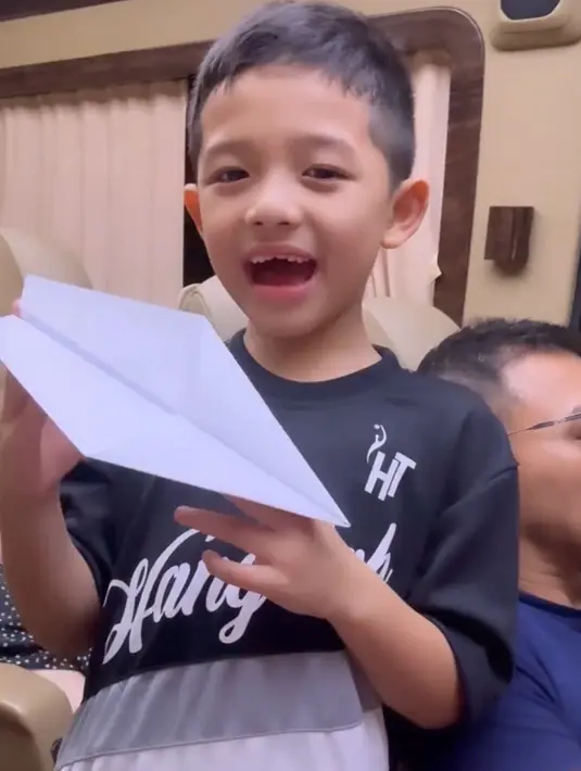 Putra bungsu Anang dan Ashanty, Arsya Hermansyah pun tampil dengab gaya rambut tipis di bagian samping dan tebal di bagian atas.  [@ashanty_ash]
