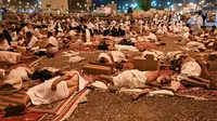 Selama bermalam di Muzdalifah, jemaah memanfaatkan momentum tersebut untuk istirahat dan berzikir dengan membaca talbiyah, membaca Alquran, kalimat tauhid, atau lainnya. (Sajjad HUSSAIN/AFP)