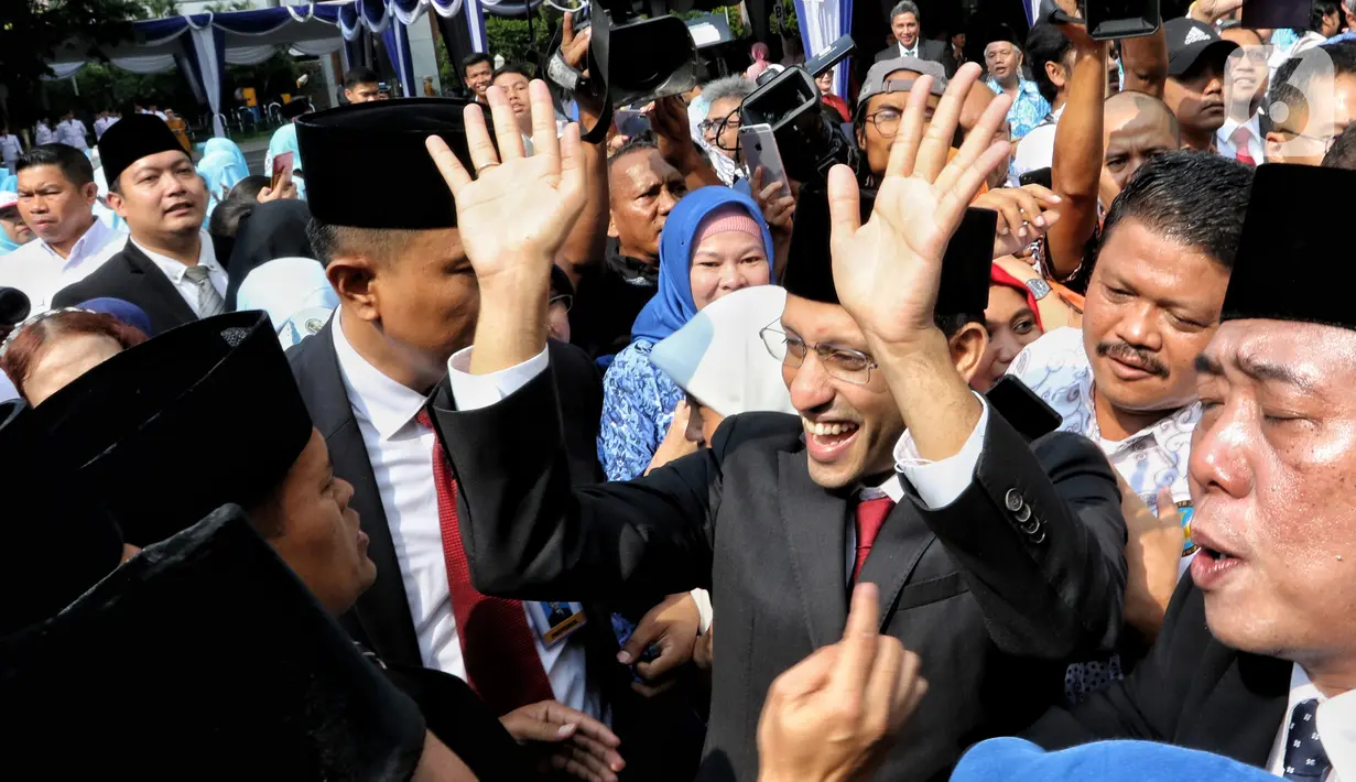 Menteri Pendidikan dan Kebudayaan (Mendikbud) Nadiem Makarim usai memimpin Upacara Peringatan HUT PGRI ke-74 dan Hari Guru Nasional 2019 di Halaman Kemendikbud, Jakarta, Senin (25/11/2019). (Liputan6.com/Johan Tallo)