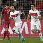 BUKA ASA - Timnas Turki membuka asa lolos ke putaran final Piala Eropa 2016 usai mengalahkan Republik Ceska 2-0. ( REUTERS/David W Cerny)