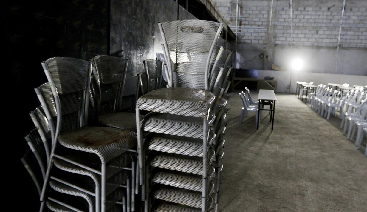 Suasana media center dari Stadion Rizal Memorial di Manila,Senin (25/11). Meski akan digunakan untuk ajang SEA Games 2019 kondisi ruangannya sangat memprihatinkan. (Bola.com/M Iqbal Ichsan)