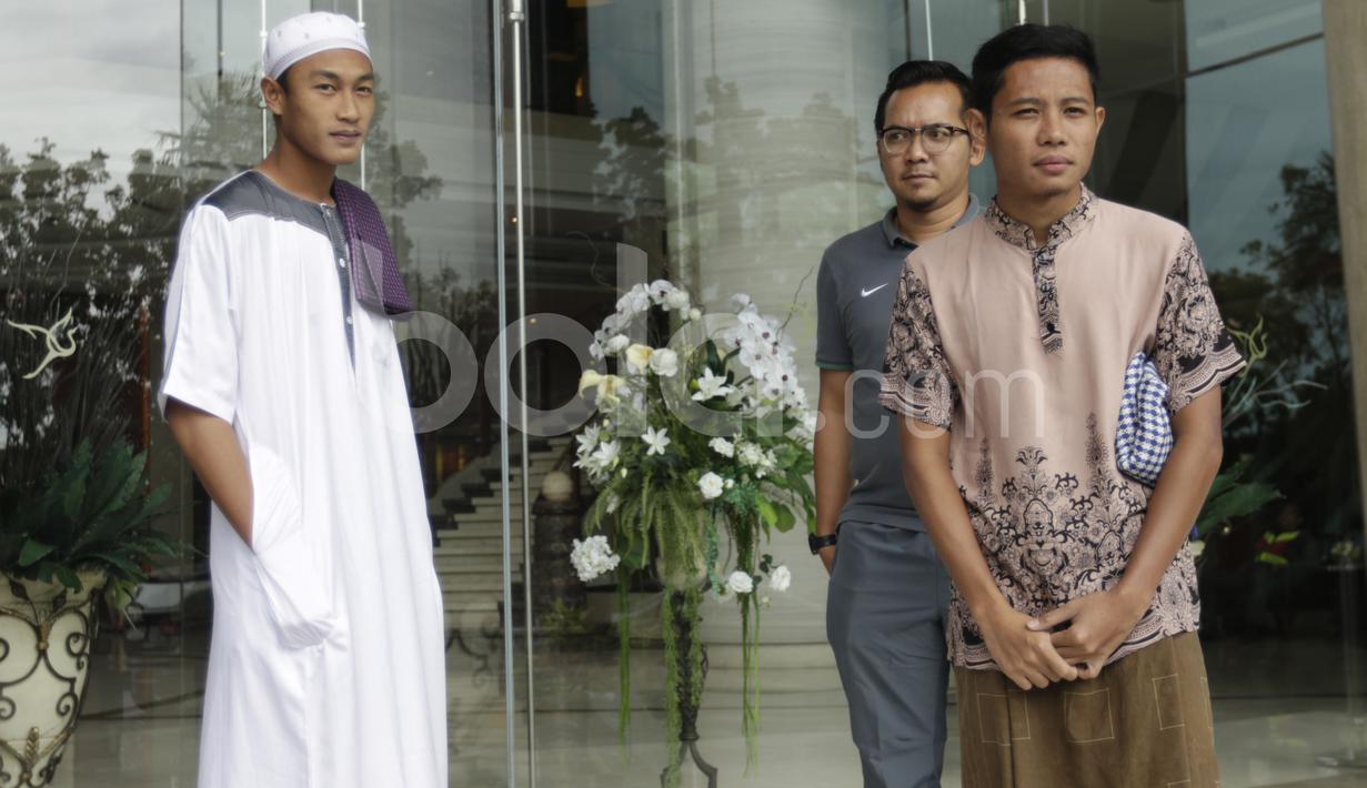 Hansamu Yama Pranata (kiri) dan Evan Dimas Darmono bersiap menjalankan sholat Jumat di masjid dekat Hotel Grand Fourwings, Bangkok, Thailand, Jumat (16/12/2016). (Bola.com/Vitalis Yogi Trisna)
