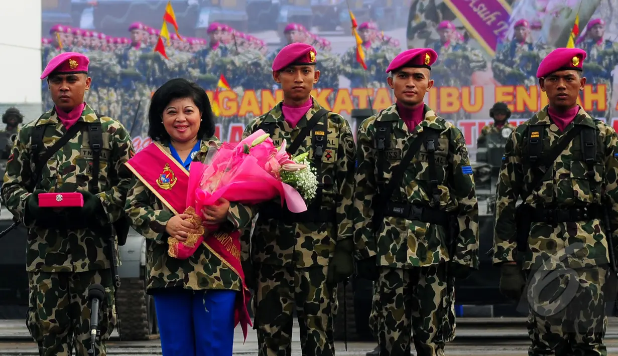 Pasukan Marinir berpose bersama Ibu Asuh Prajurit Tidur Korps Marinir, Endah Ade Supandi , Jakarta, Kamis (2/4/2015). (Liputan6.com/Yoppy Renato)