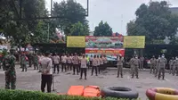 Puluhan personel gabungan dari Polisi/TNI dan petugas terkait, lakukan apel siaga personel dan pengecekan perlengkapan di halaman Polsek Jatiuwung, Kota Tangerang, Senin (30/11/2020). (Liputan6.com/Pramita Tristiwati)