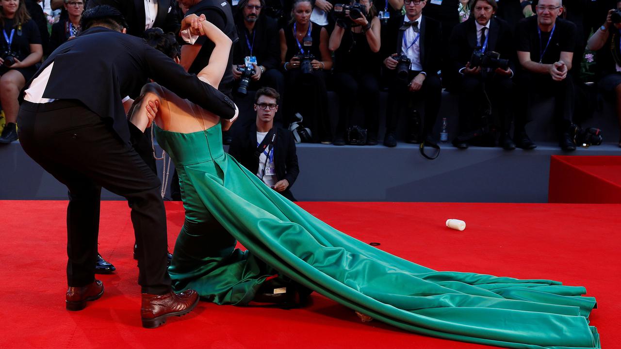 20160901-Aktris Korsel Ini Jatuh di Karpet Merah Venice Film Festival-Italia