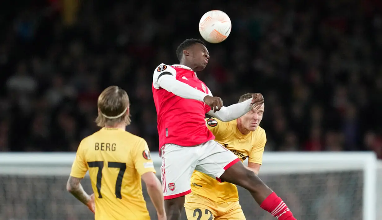 Pemain Arsenal Eddie Nketiah (tengah) berebut bola dengan pemain Bodo/Glimt Marius Lode pada pertandingan sepak bola Grup A Liga Europa di London, Inggris, 6 Oktober 2022. Arsenal berhasil menaklukkan Bodo/Glimt 3-0. (AP Photo/Kin Cheung)