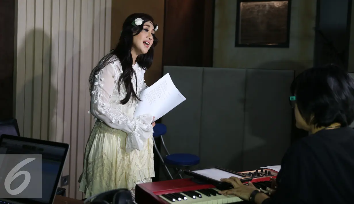 Paramitha Rusady berlatih vokal di Studio Erwin Gutawa, Jakarta, Senin (21/11). Paramitha Rusady akan tampil di acara SCTV AWARDS pada tanggal 30 Desember 2016. (Liputan6.com/Herman Zakharia)