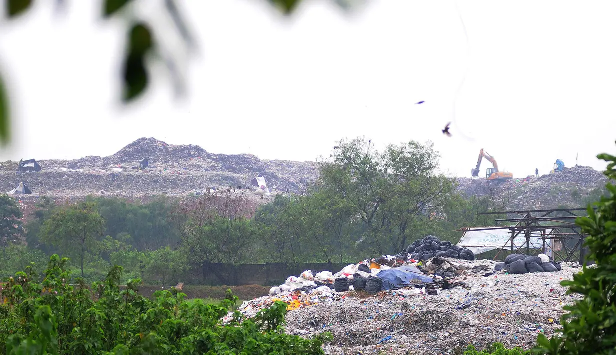 Tumpukan sampah di tempat pembuangan akhir (TPA) Burangkeng, Bekasi, Jawa Barat, Selasa (22/1). Belum adanya perluasan area membuat gunungan sampah berpotensi lebih tinggi. (Liputan6.com/Herman Zakharia)