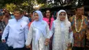 Nani Wijaya dan Ajip Rosidi telah resmi menjadi sepasang suami istri. Rona bahagia terpancar dari keduanya usai melangsungkan akad nikah di Masjid Agung Kasepuhan Cirebon, Minggu (16/4/2017). (Fathan Rangkuti/Bintang.com)