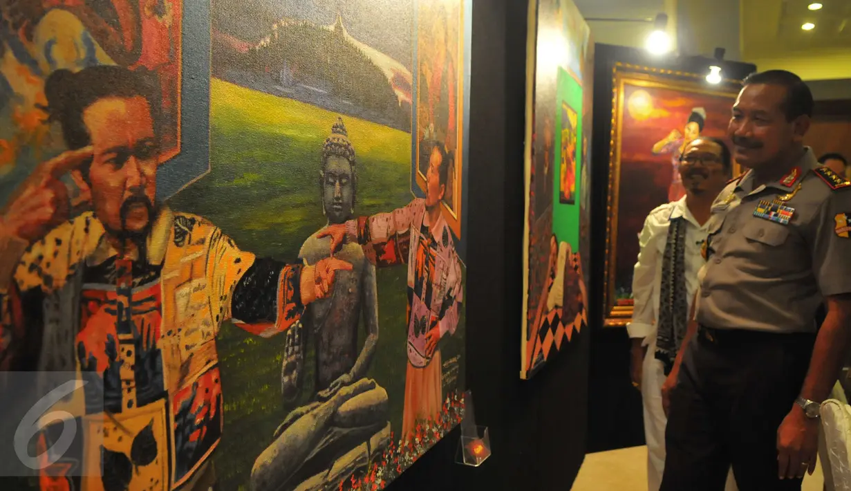 Kapolri Jenderal Badrodin Haiti melihat lukisan yang dipajang di Pameran Lukisan Dua Tanda di Hotel Sultan Jakarta, Senin (21/3/2016). Badrodin Haiti menyambut baik keberadaan Pameran Lukisan Dua Tanda. (Liputan6.com/Faisal R Syam)