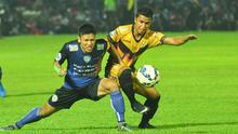 Pemain Arema Cronus, Ahmad Bustomi (kiri) berebut bola dengan pemain Mitra Kukar, Defri Rizky, dalam semifinal Piala Jenderal Sudirman di Stadion Kanjuruhan, Malang, Minggu (17/1/2016). (Bola.com/Kevin Setiawan)