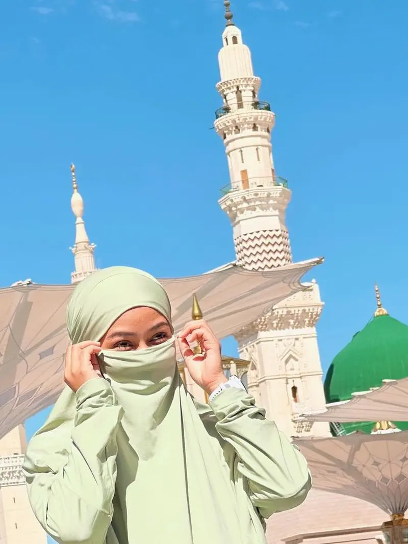 Yura Yunita Tampil Berhijab Syari saat Umrah