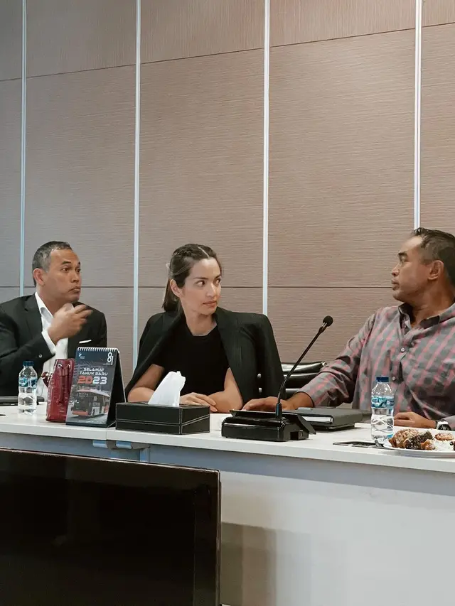 Nia Ramadhani sepeti Lady Boss (Instagram/ramadhaniabakrie)