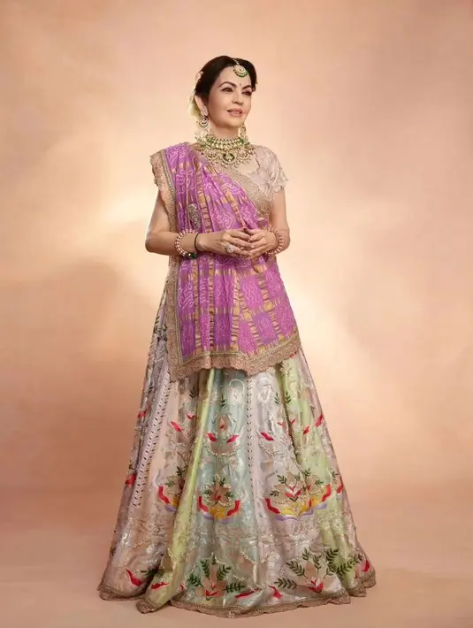 Penampilan memukau Nita Ambani dibalut sari bernuansa terang. Sari yang dikenakan Nita ini memiliki detail corak dan bordir yang rumit namun indah. [Foto: Instagram/viralentalks]