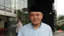 Anggota DPR RI dari Fraksi Demokrat, Khatibul Umam Wiranu tersenyum usai diperiksa di KPK, Jakarta, Kamis (12/4). Khatibul diperiksa terkait suap dalam kasus KTP Elektronik yang berbasis nomer induk Nasional. (Merdeka.com/Dwi Narwoko)