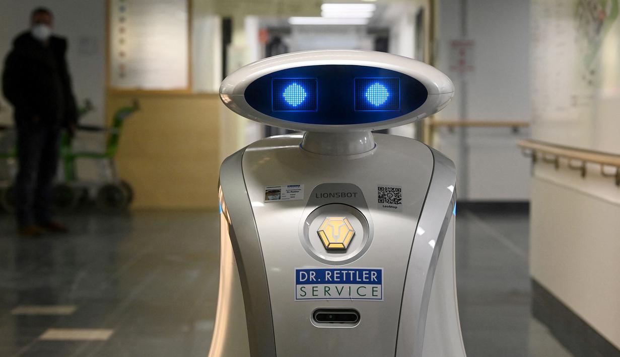 Robot pembersih 'Franzi' membersihkan area pintu masuk rumah sakit di Munich Neuperlach, Jerman selatan pada 12 Februari 2021. Robot pembersih Franzi juga dapat bernyanyi dan juga menangis saat pekerjaannya dihalangi. (Photo by Christof STACHE / AFP)