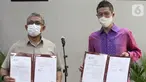 Sekretaris Jenderal Kemenkes Oscar Primadi dan CEO & Cofounder Halodoc Jonathan Sudharta menunjukkan penandatanganan nota kesepahaman (MoU) di Gedung Kemenkes, Jakarta Senin (1/3/2021). Kerjasama dalam rangka percepatan program vaksinasi Covid-19. (Liputan6.com/Fery Pradolo)