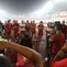 Para pemain Timnas Indonesia bersama pelatih John Herdman dan staf pelatih menghampiri suporter usai laga ketiga Grup A Piala AFF 2026 melawan Vietnam di Stadion Pakansari, Bogor, Senin (3/8/2026) malam WIB. Meski harus menelan kekalahan 0-3, skuad Garuda tetap menyampaikan apresiasi kepada para pendukung yang setia memberikan dukungan hingga peluit panjang berbunyi. Timnas Indonesia masih memiliki peluang lolos ke semifinal dengan syarat wajib mengalahkan tuan rumah Singapura pada pertandingan terakhir Grup A. (Kapanlagi.com/Budy Santoso)