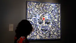 Pengunjung melihat karya seni Keith Haring berjudul 'Untitled' pada pameran 'Michael Jackson: On The Wall' di National Potrait Gallery, London, Rabu (27/6). Pameran ini memperingati ulang tahun Michael Jackson pada 29 Agustus. (AP/Kirsty Wigglesworth)