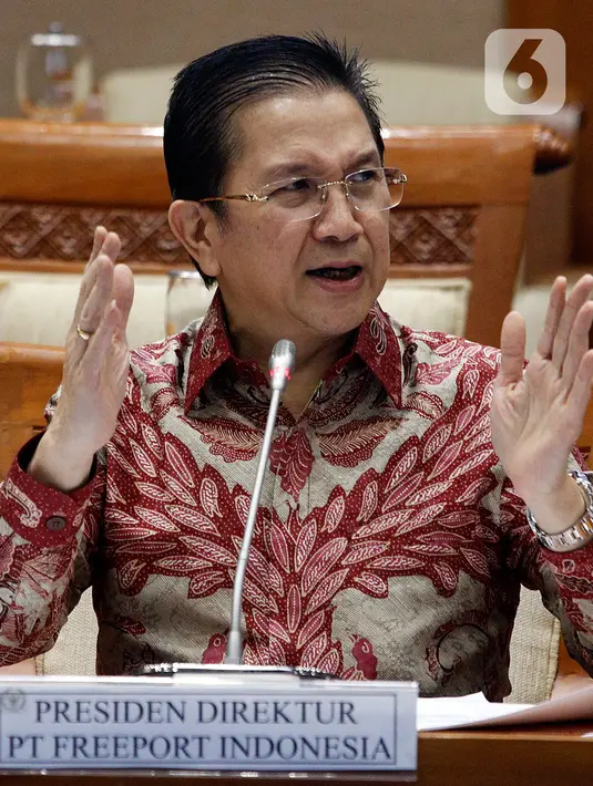 Presiden Direktur PT Freeport Indonesia Tony Wenas memberikan paparan saat rapat dengar pendapat (RDP) dengan Komisi VII DPR RI di komplek Parlemen, Jakarta, Rabu (19/2/2020). Freeport menjelaskan perkembangan pembangunan pabrik pengolahan dan pemurnian (smelter) tembaga. (Liputan6.com/Johan Tallo)