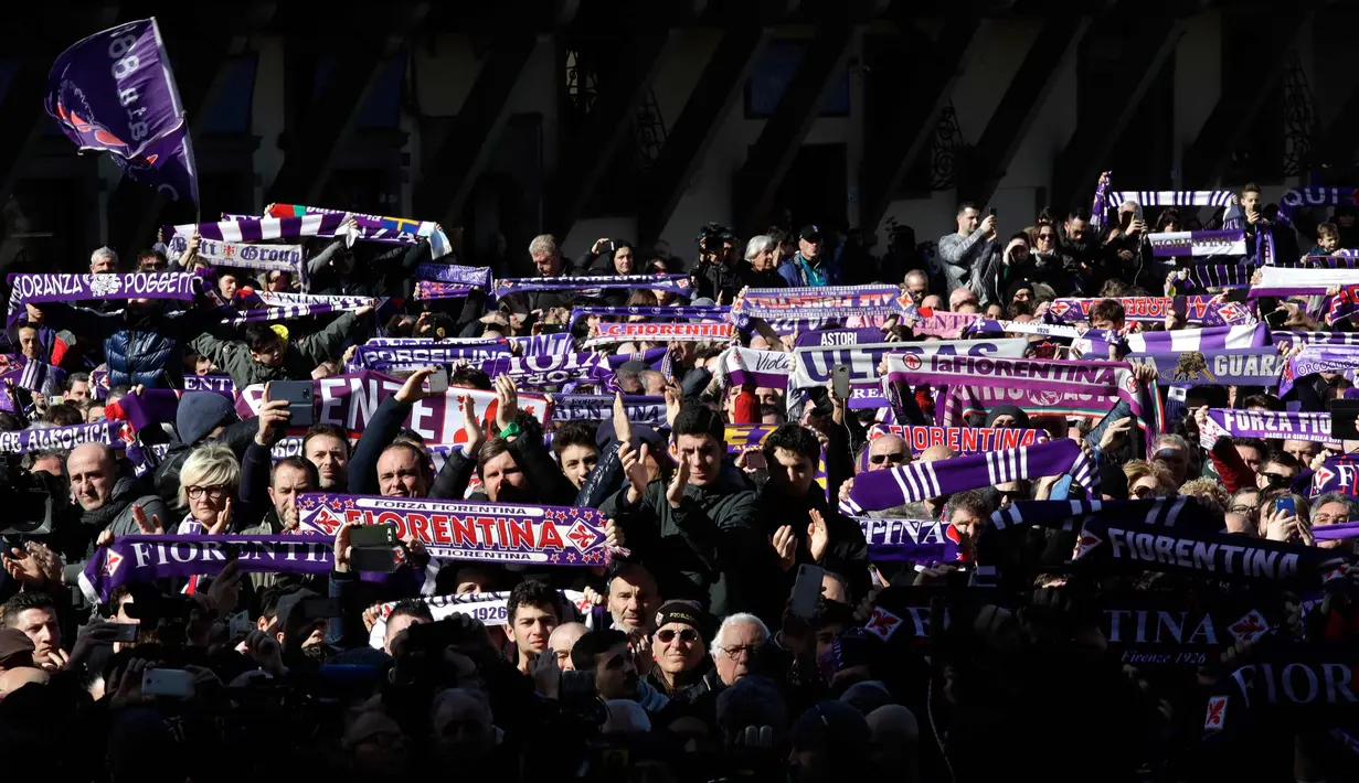 Suporter Fiorentina membentangkan syal saat mengantar jenazah kapten Fiorentina Davide Astori pada upacara pemakaman di Florence, Italia (8/3). Davide Astori meninggal pada usia 31 tahun. (AP Photo/Alessandra Tarantino)