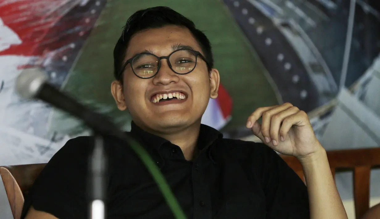 Penulis buku Gue Persija, Abdillah Afiif, menjadi pembicara dalam seminar "Dari Stadion VIJ menuju Stadion MH Thamrin" di Gedung Balai Kota, Jakarta, Jumat (15/2). Acara ini rangkaian dari Festival 125 Tahun MH Thamrin. (Bola.com/Yoppy Renato)