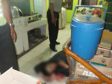 Citizen6, Bekasi: Serka Lis Mujiono lumpuhkan kawanan perampok yang menyatroni rumahnya di kampung tanah baru, Desa Pantai Makmur, Kecamatan Taruma Jaya, Kabupaten Bekasi, Senin (1/10) pukul 2.30 WIB. (Pengirim: Dispenkolinlamil)